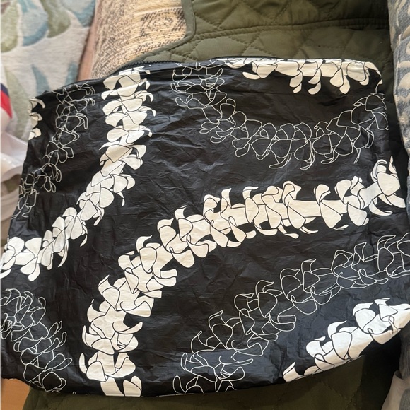 Aloha Collection Max Pouch in a Puakenikeni Print - Picture 2 of 2